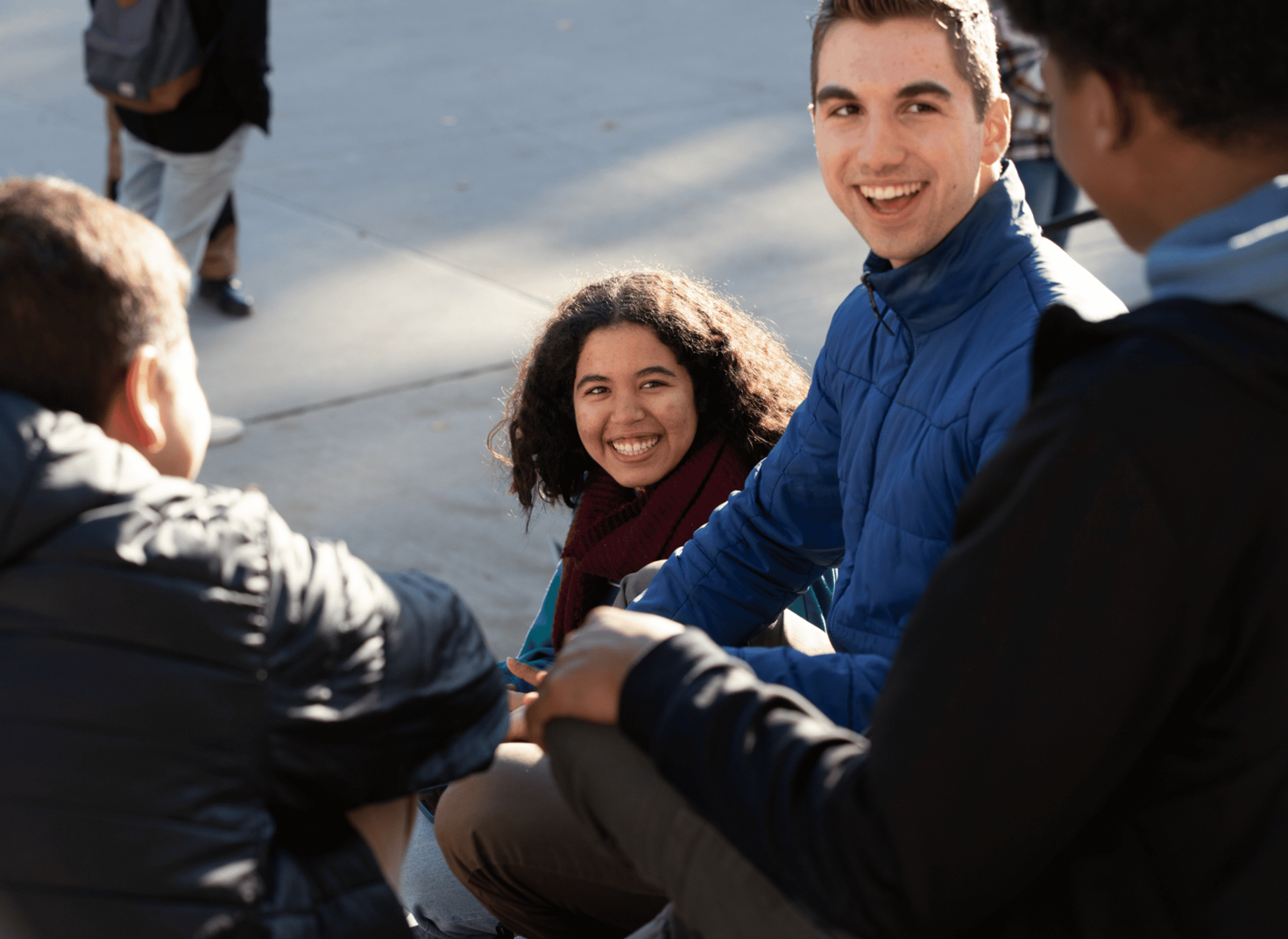 Deux étudiantes ou étudiants souriant sur les marches du pavillon Tabaret.