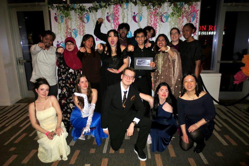 Des membres du club de cuisine de l'Université d'Ottawa en tenue de soirée.