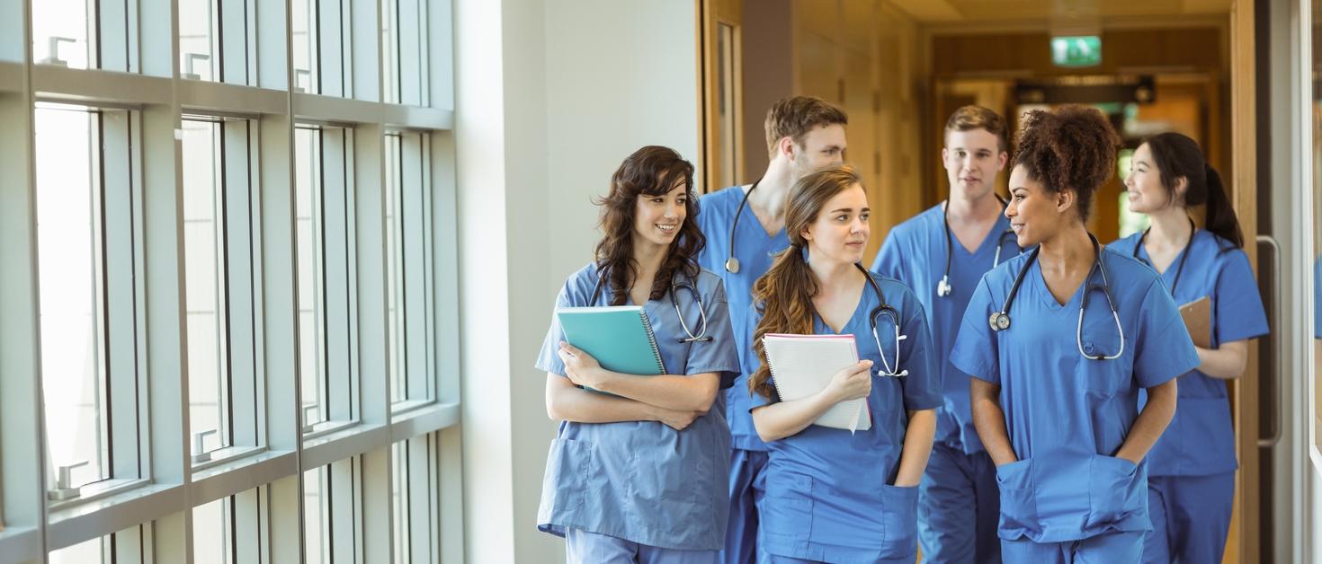 groupe de résidentes et résidents en médecine dans un hôpital