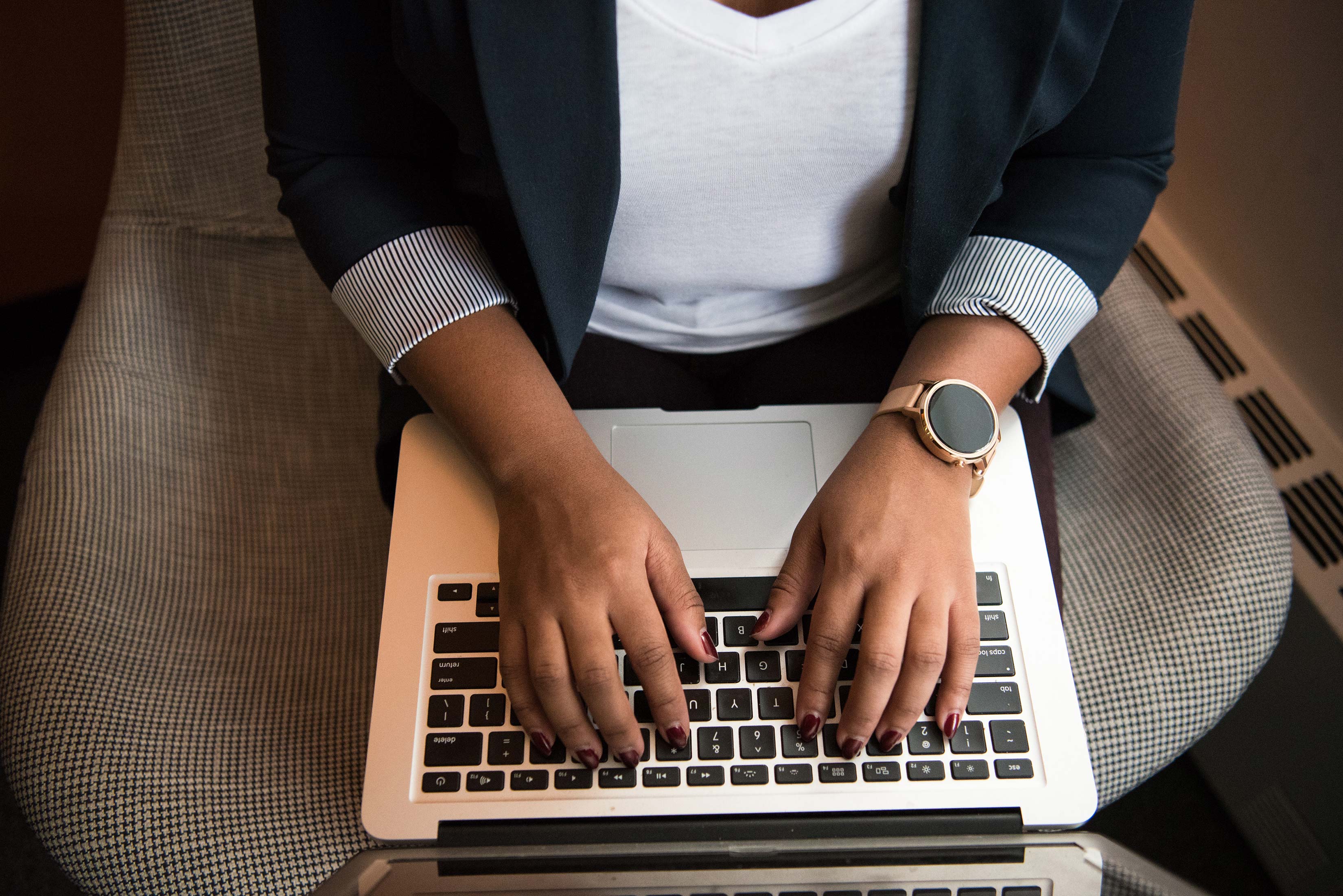 Mains sur le clavier d'un ordinateur portable