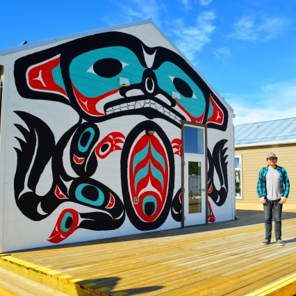 Étudiant devant une maison autochtone au Yukon