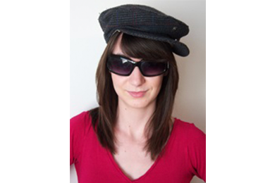 Photo d'une étudiante portant des lunettes et un chapeausur fond blanc