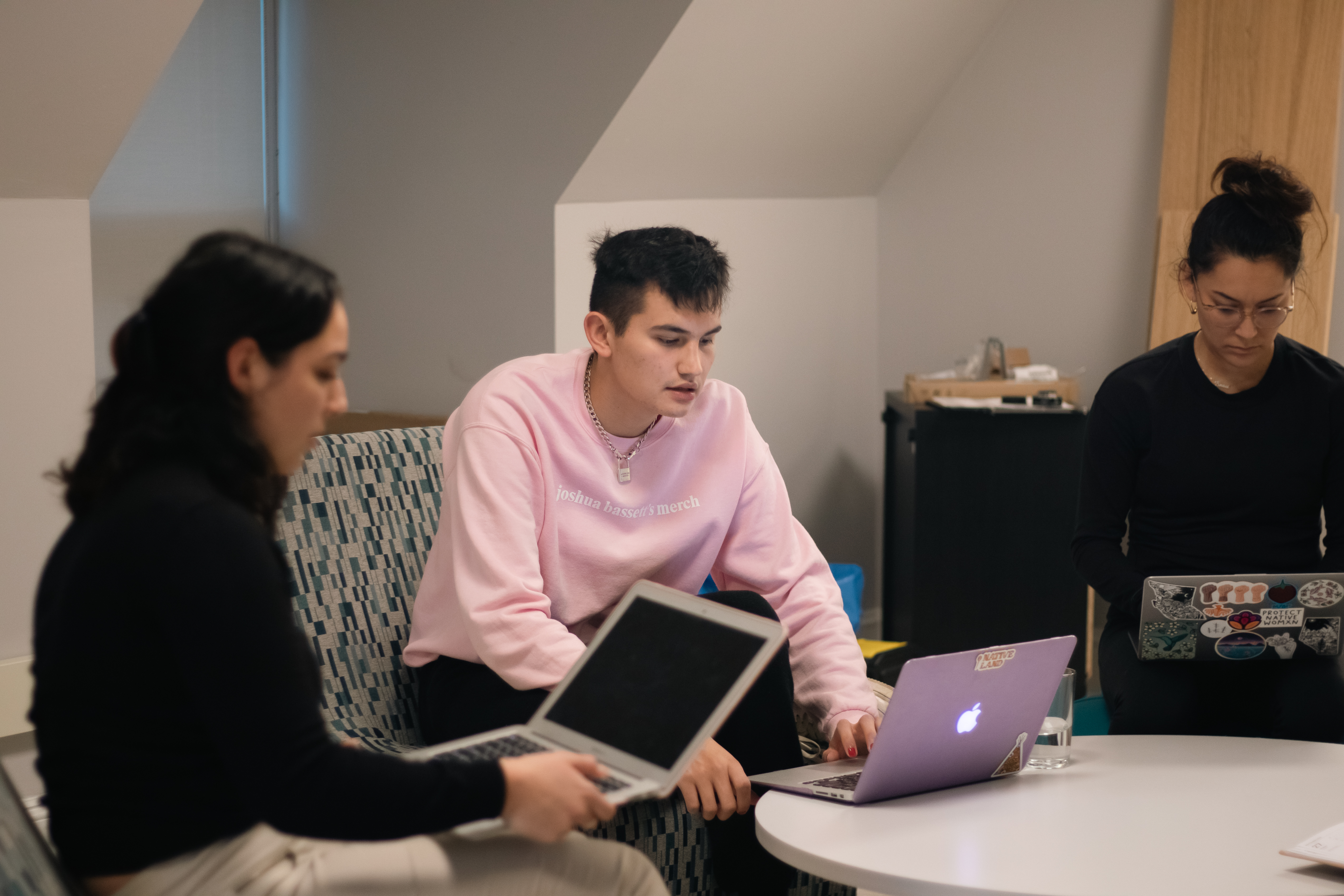 Trois etudiants au tour d'une table