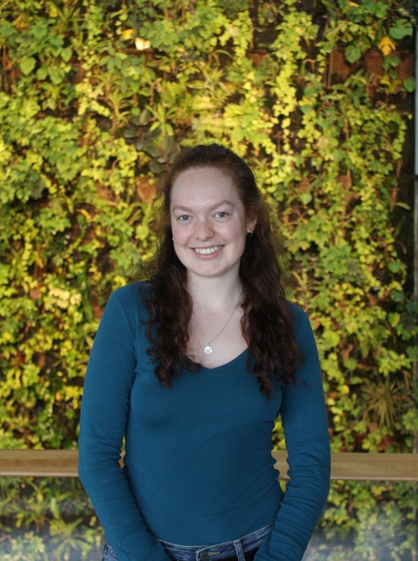 Alexandra devant le mur de plantes