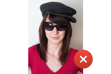 Photo d'une étudiante portant des lunettes et un chapeausur fond blanc