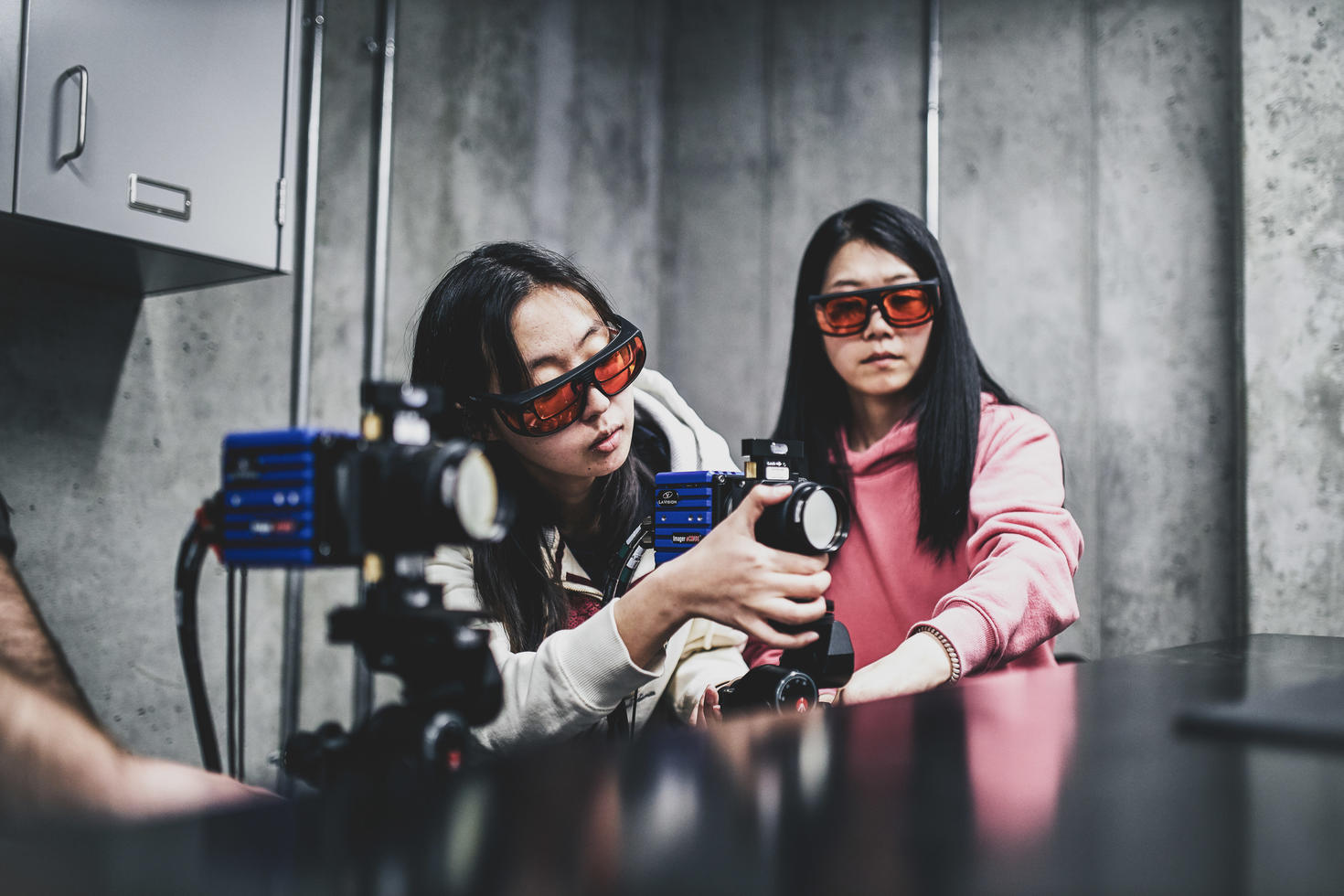 Deux étudiantes qui manipulent une caméra photo