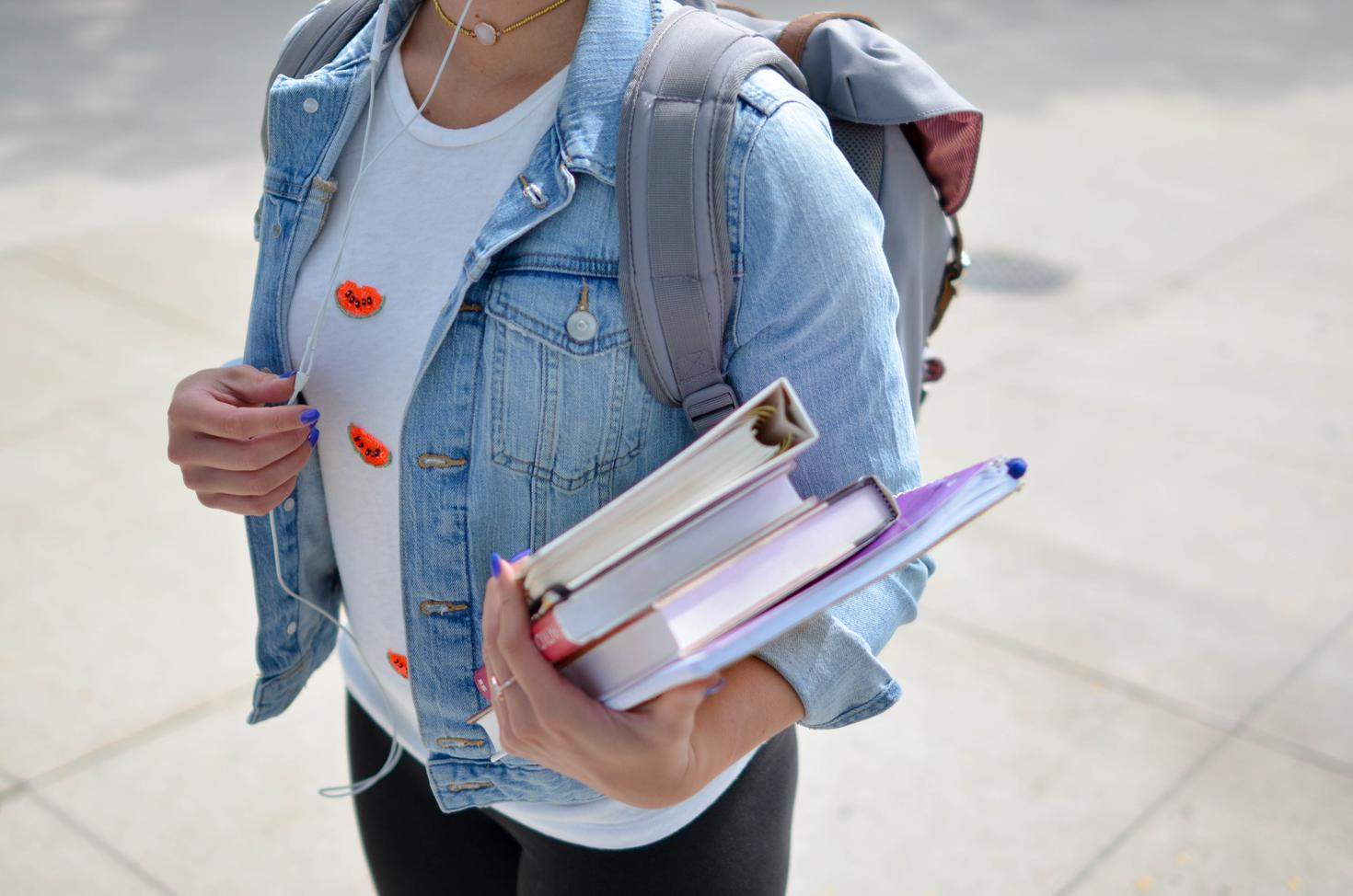 Étudiant qui tient des livres
