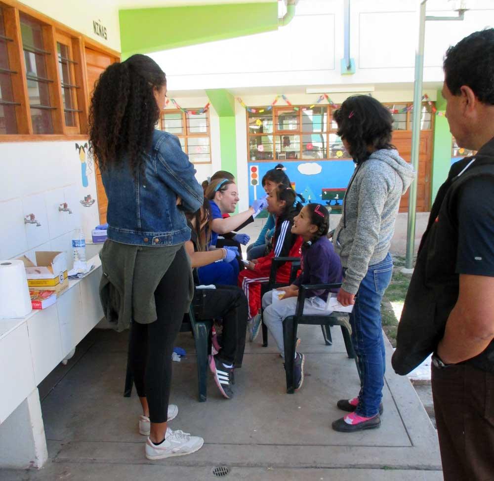 Étudiants prenant des écouvillonnages buccaux des autres