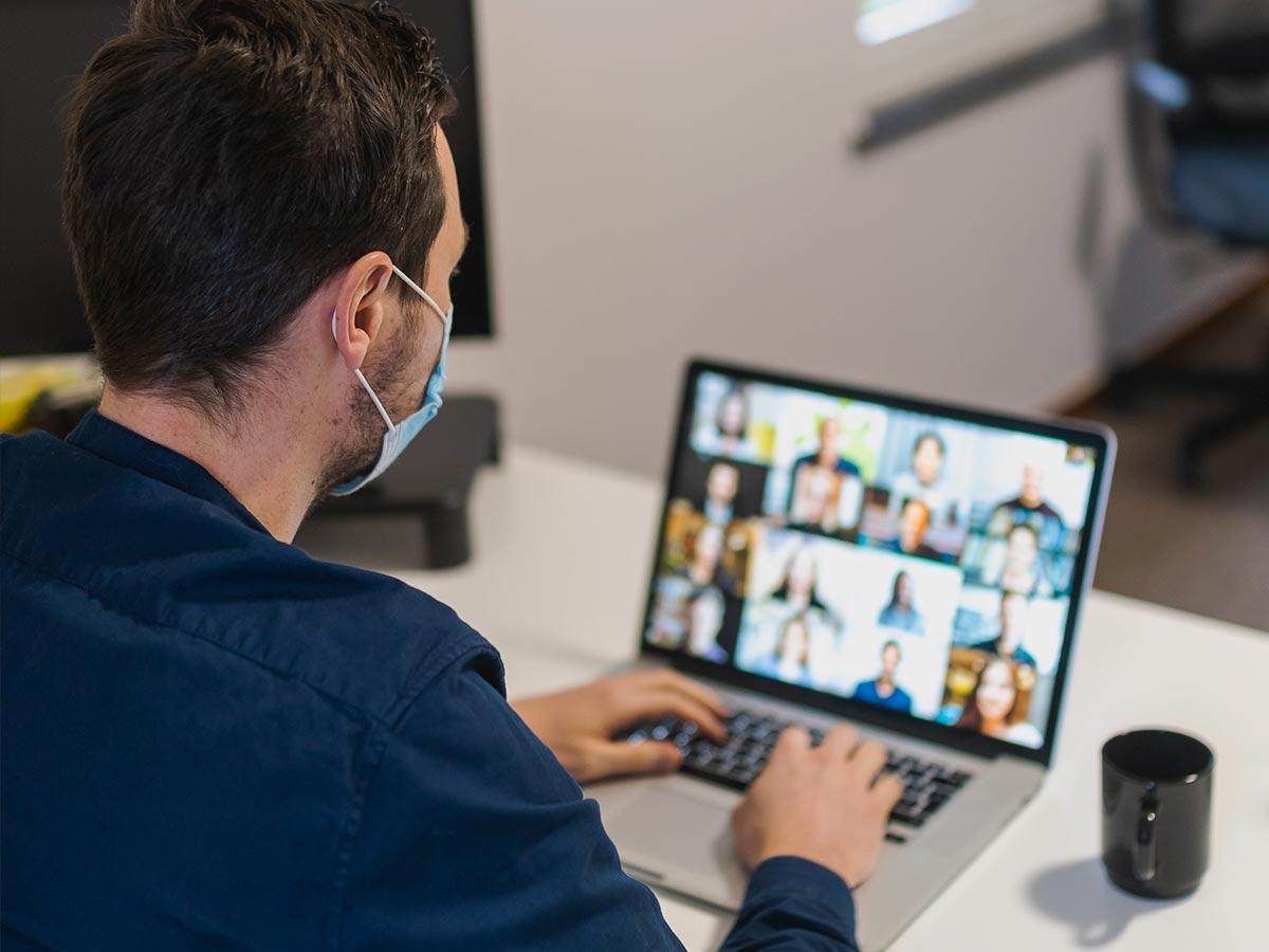 Personne sur un appel virtuel