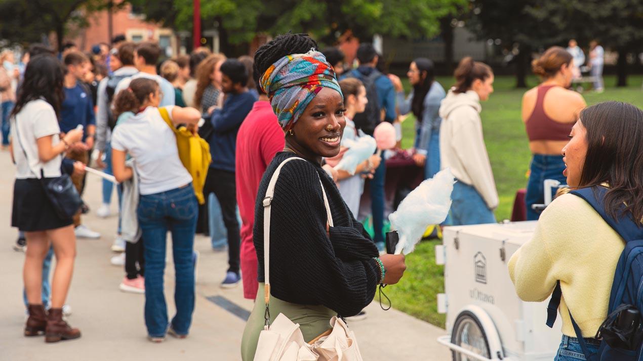 étudiants souriant à l'extérieur