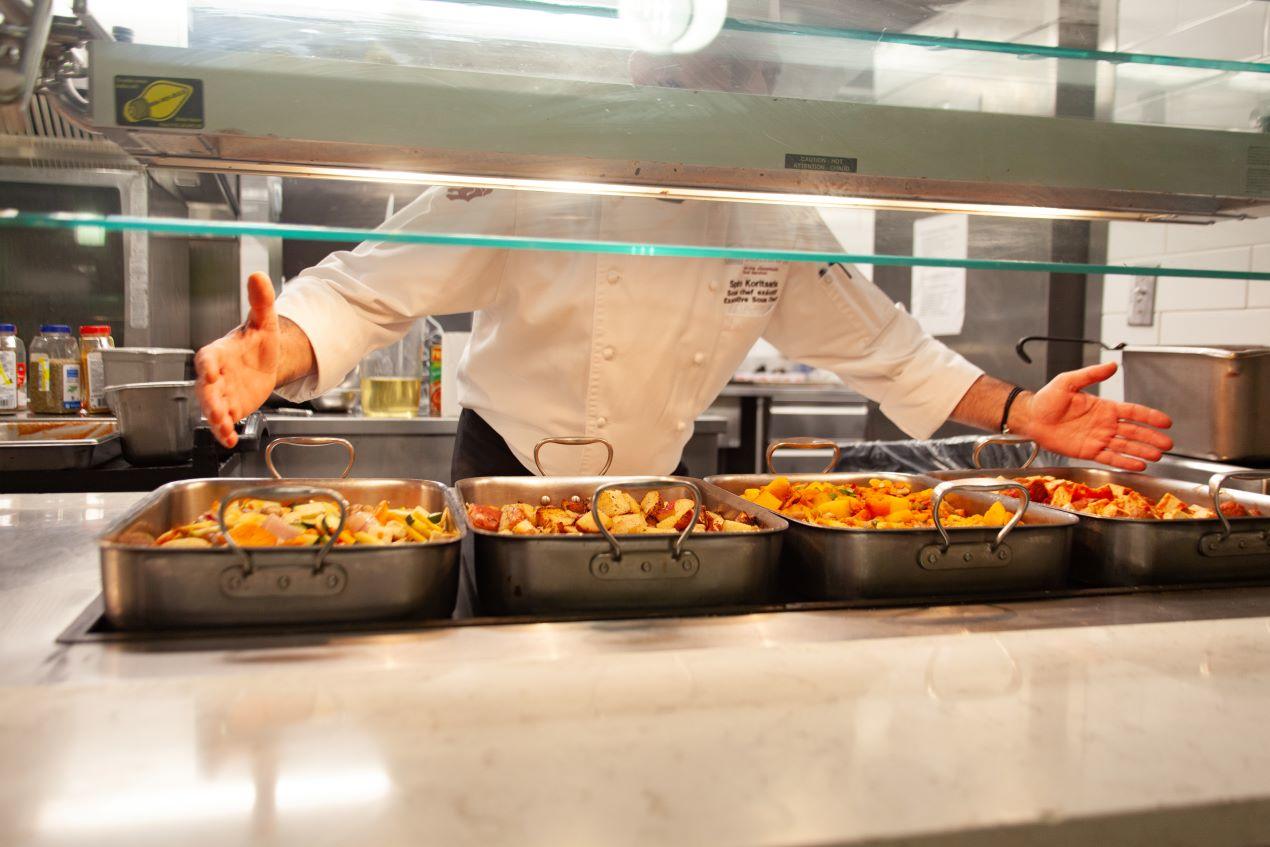 Plateaux de service remplis de nourriture chaude dans la salle à manger