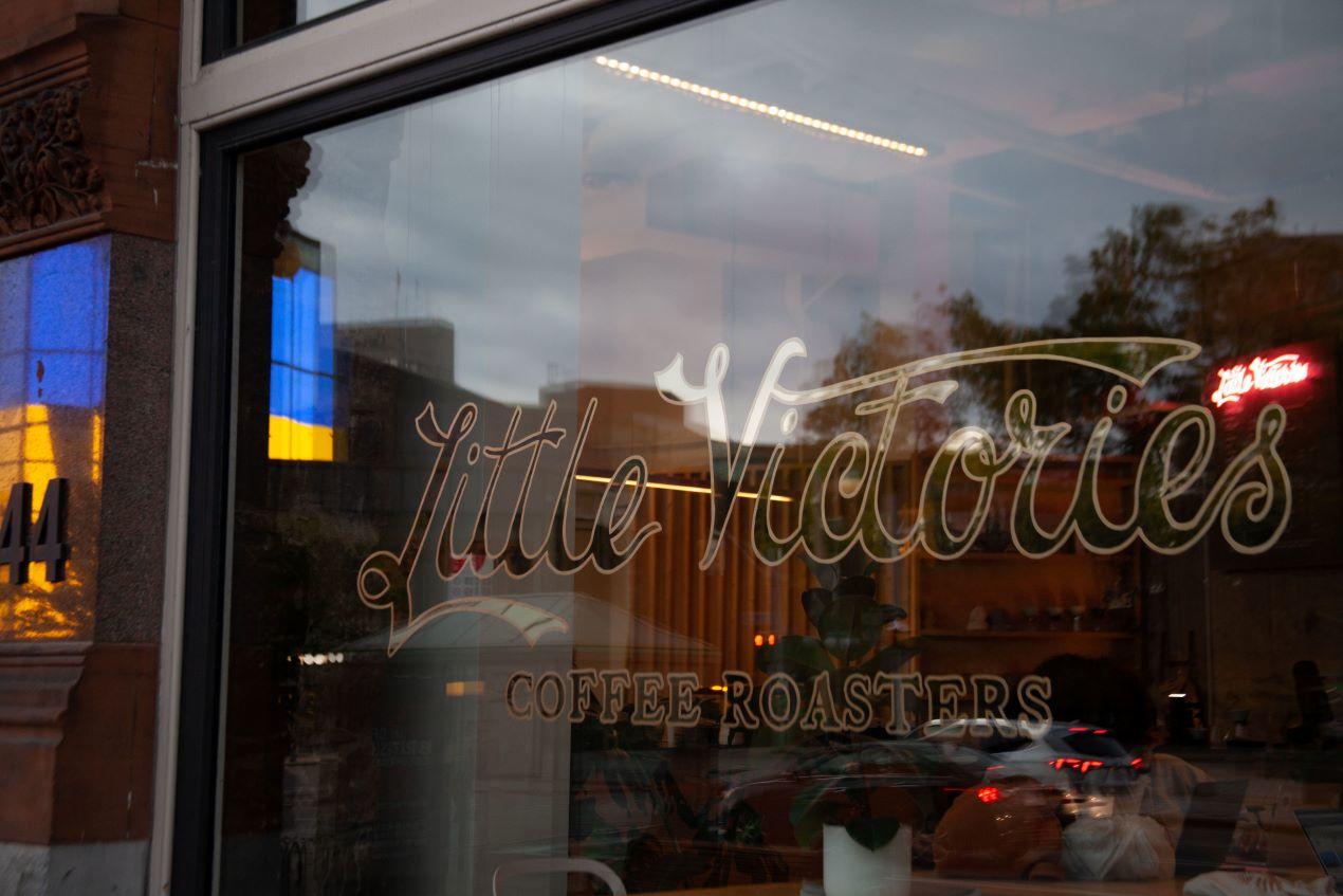 Vitrine du café Little Victories.