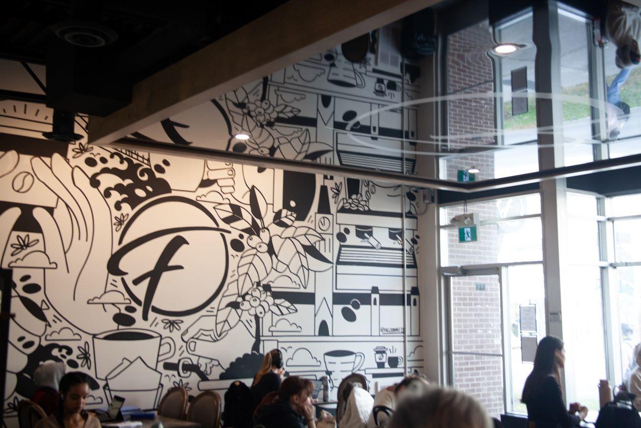 L'intérieur du café Figaro est décoré de graffitis.