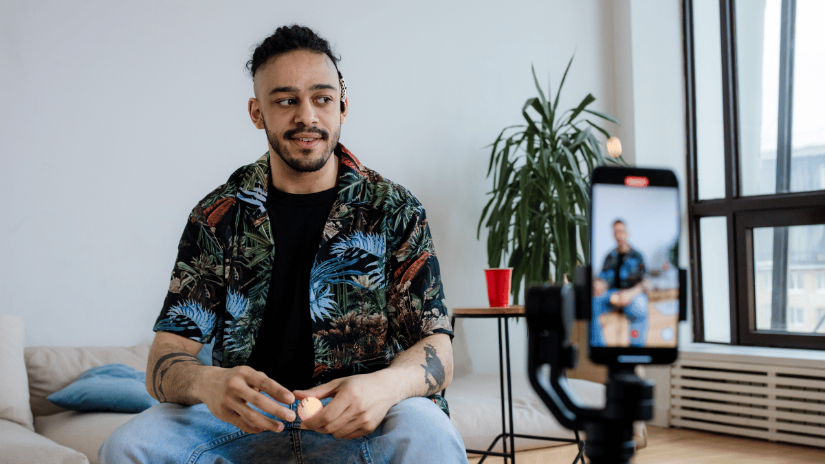 Homme assis devant un téléphone intélligent.