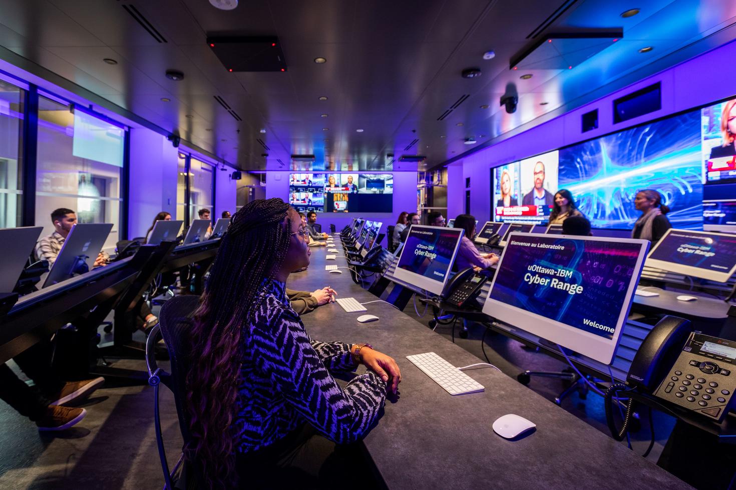 Étudiants dans un espace cyber.