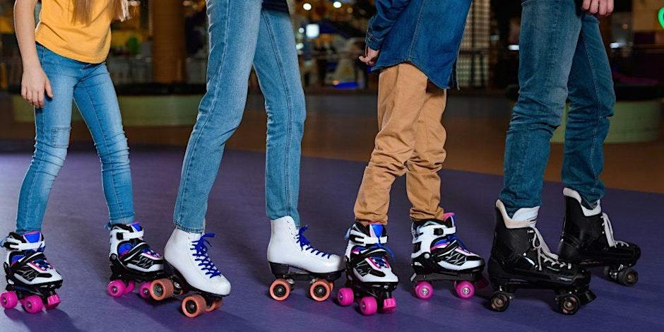 Quatre personnes sur patins à roulettes