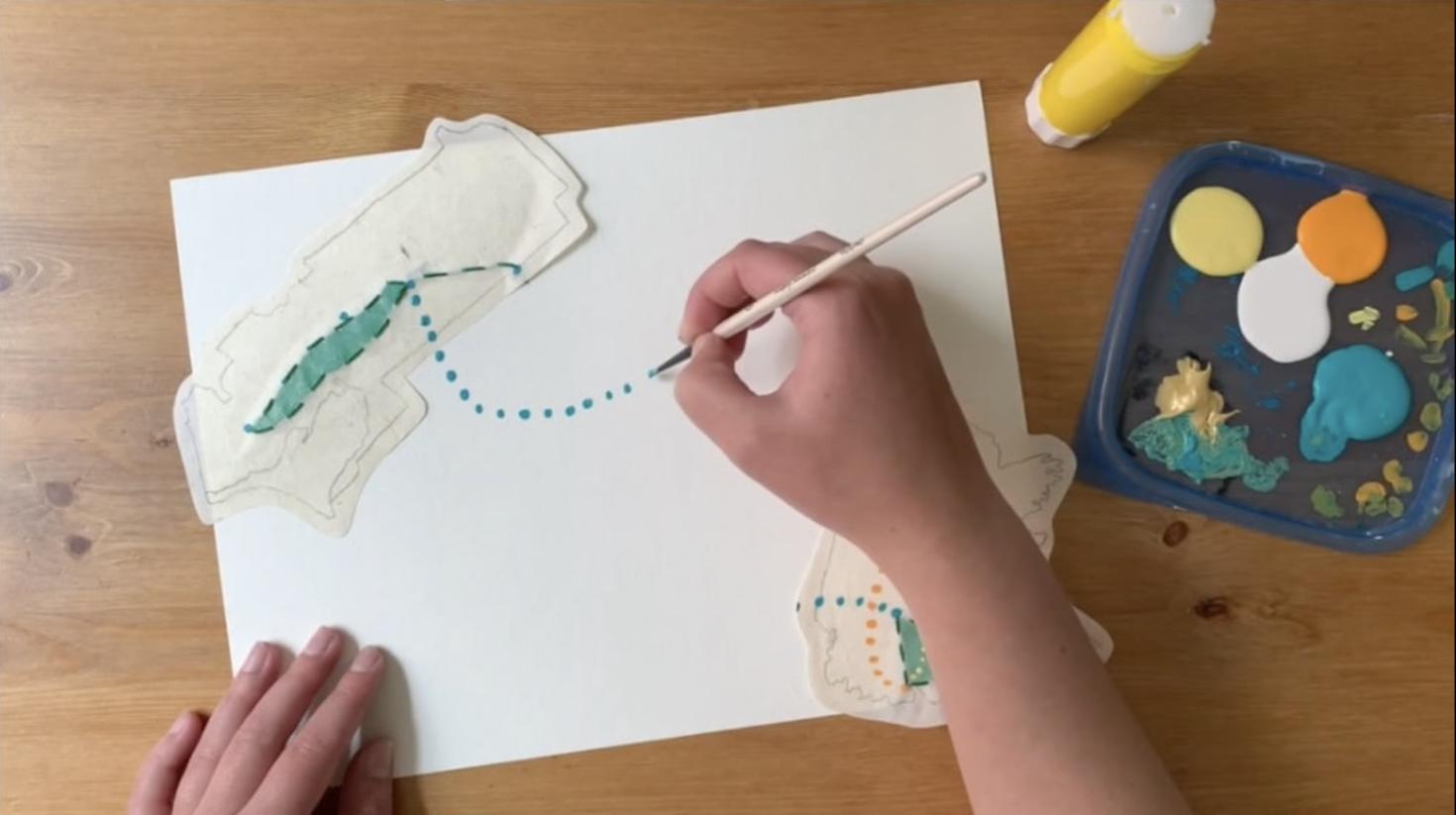 Main peignant sur un papier