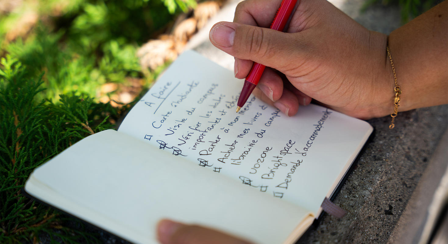 Un bloc-notes présentant une liste des choses à faire pour les nouveaux étudiantes et étudiants.