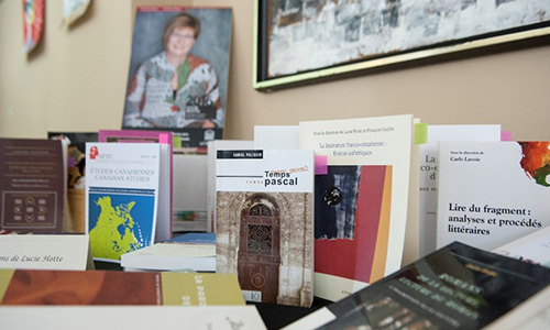 Variété de livres sur un bureau.