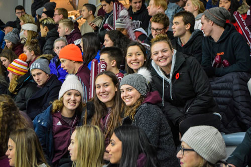 Étudiants au match de hockey Movember