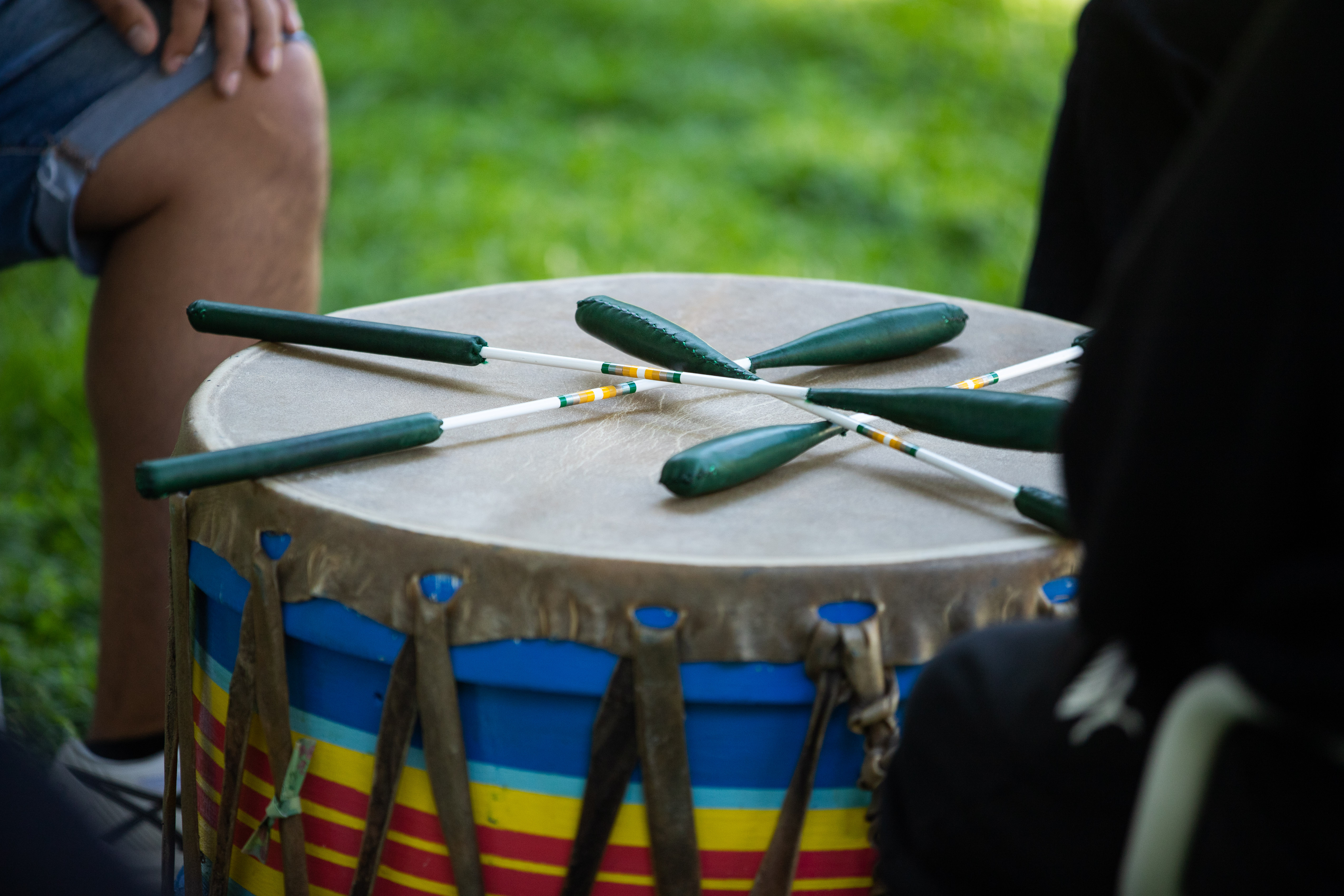 Batteurs de tambour sur un tambour autochtone