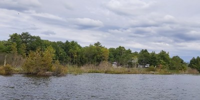 Lac et berge.