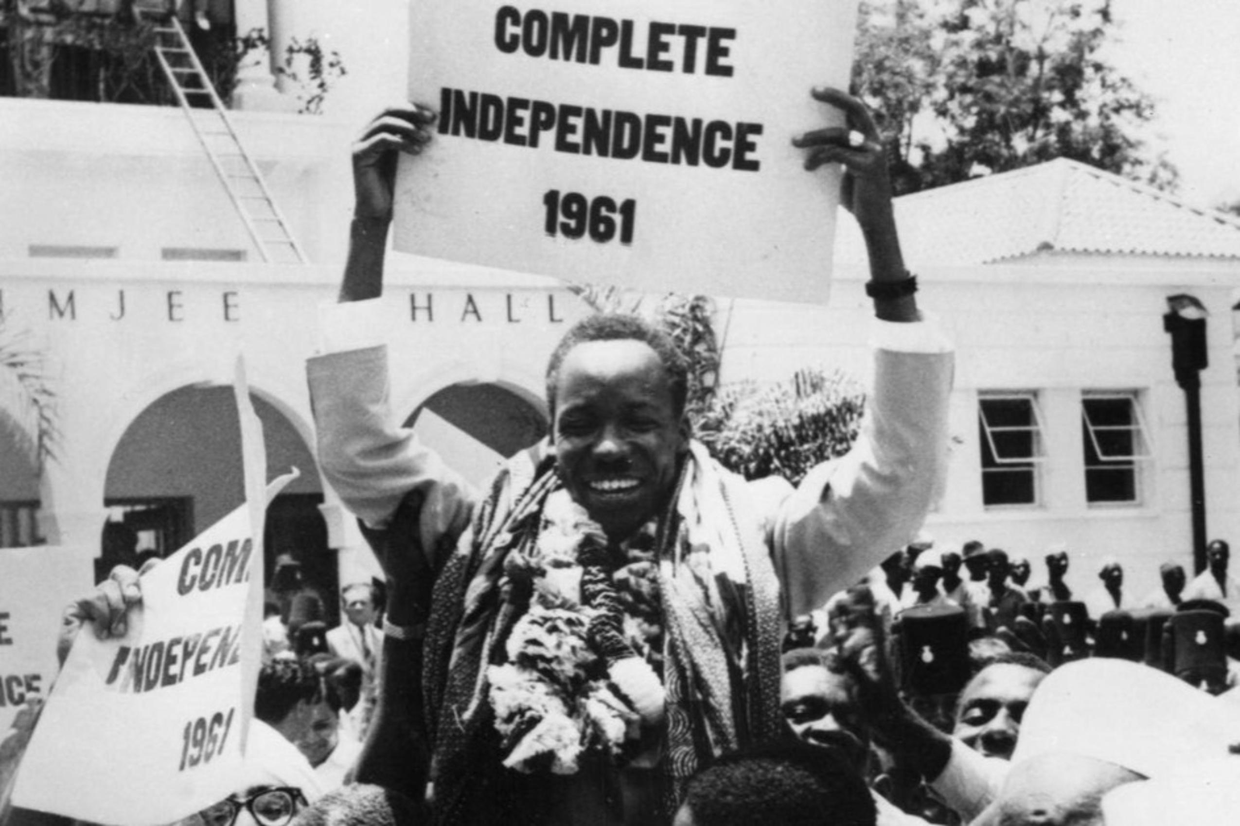 Julius Nyerere porté par ses partisans alors que la Tanzanie devient indépendante de la Grande-Bretagne (29 mars 1961)
