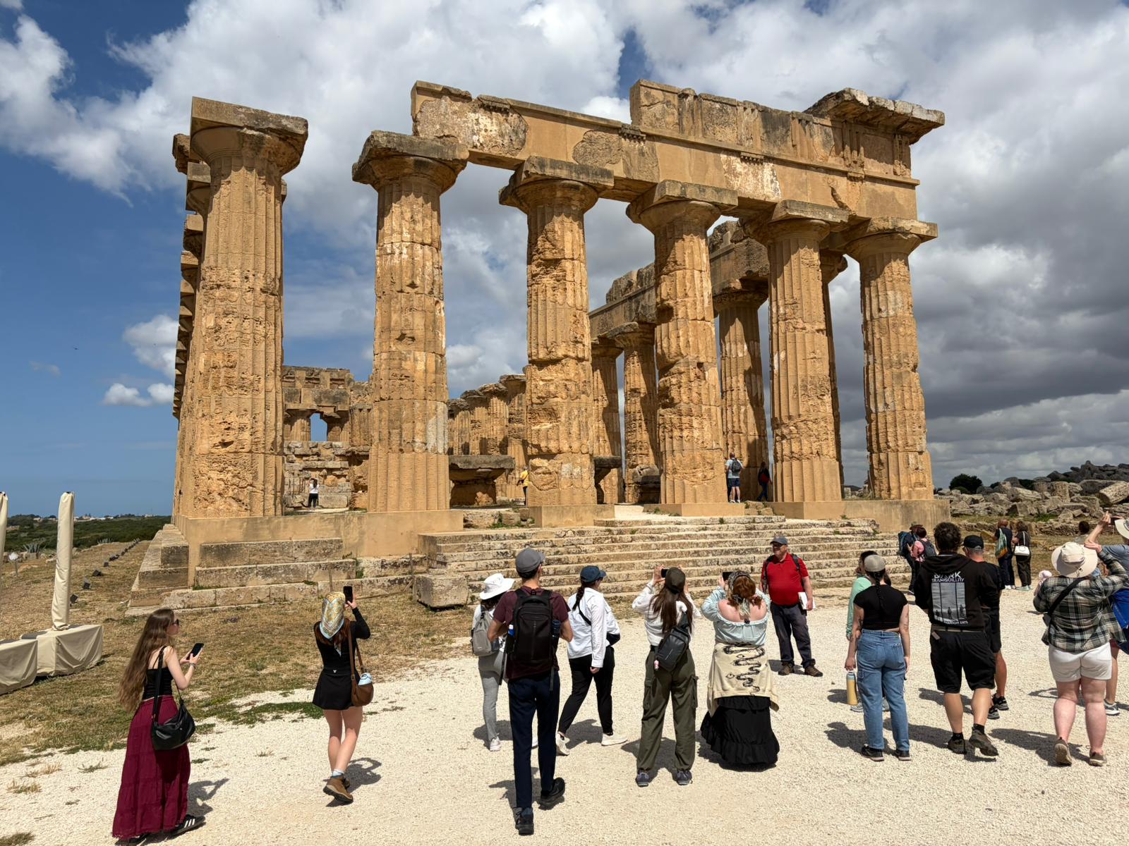 étudiant qui regarde un monument