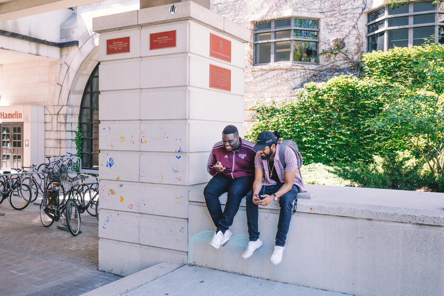 Étudiants ayant une discussion