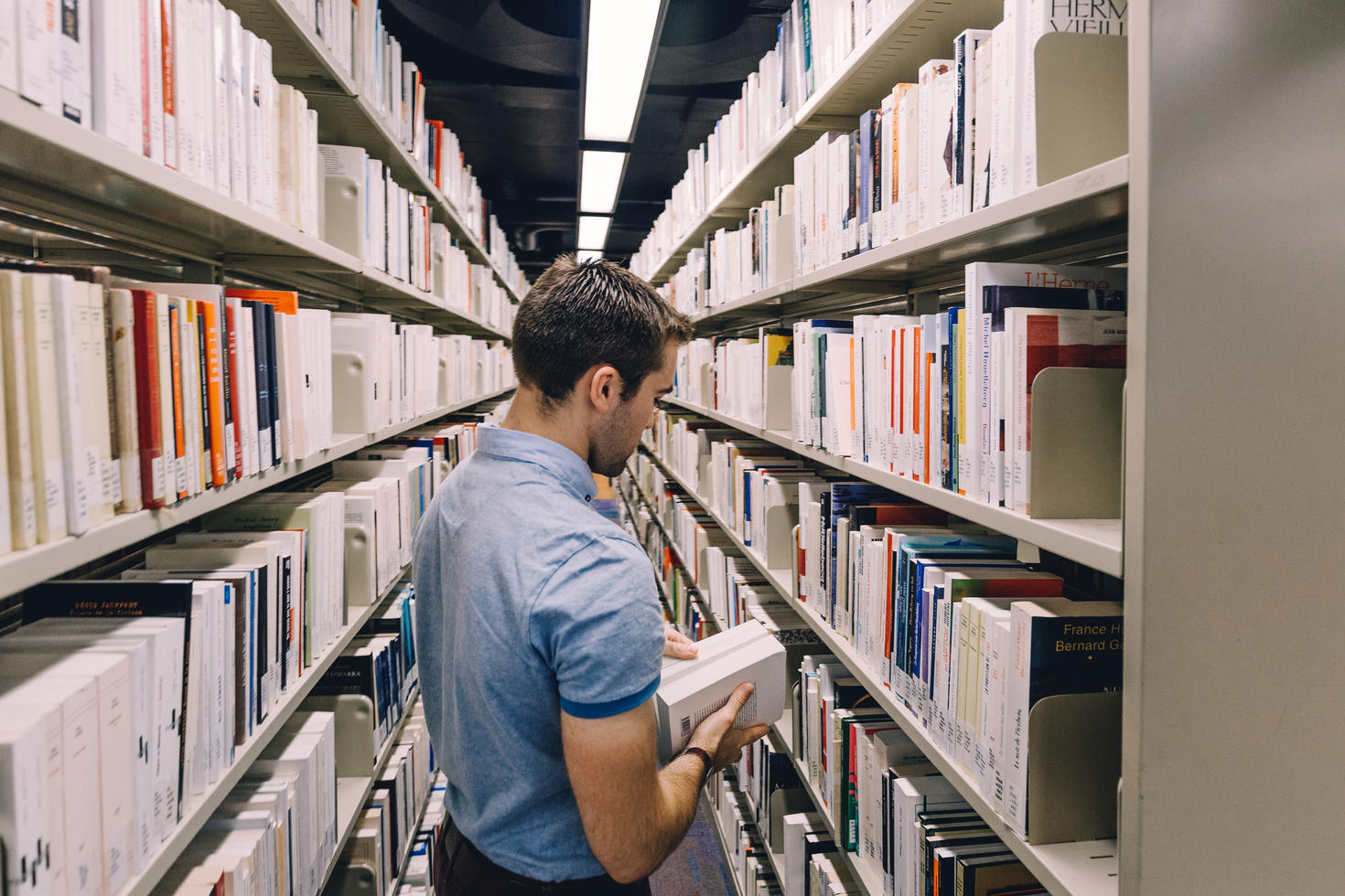 Étudiant dans la bibliothèque.