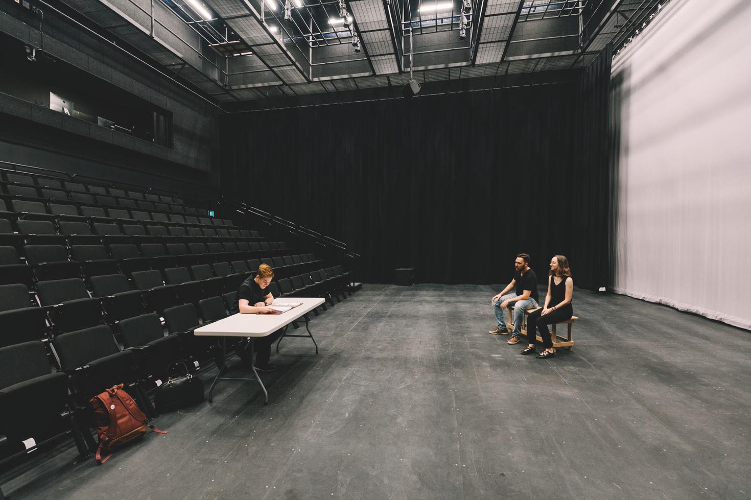Théâtre vide où une audition est en cours.