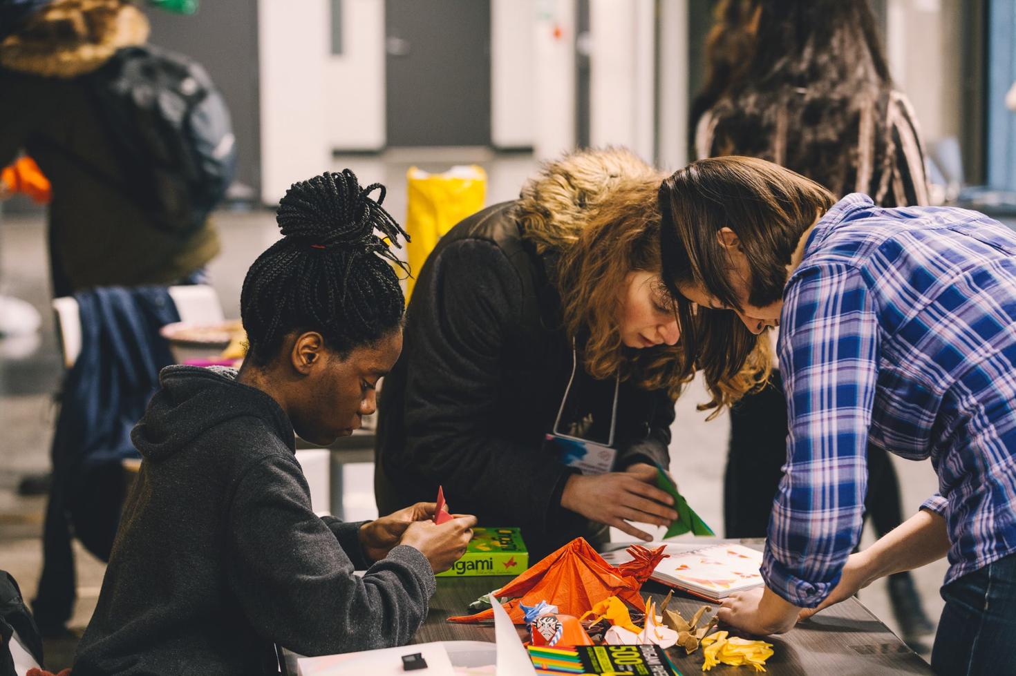 Étudiants travaillant à une table lors d'un événement.