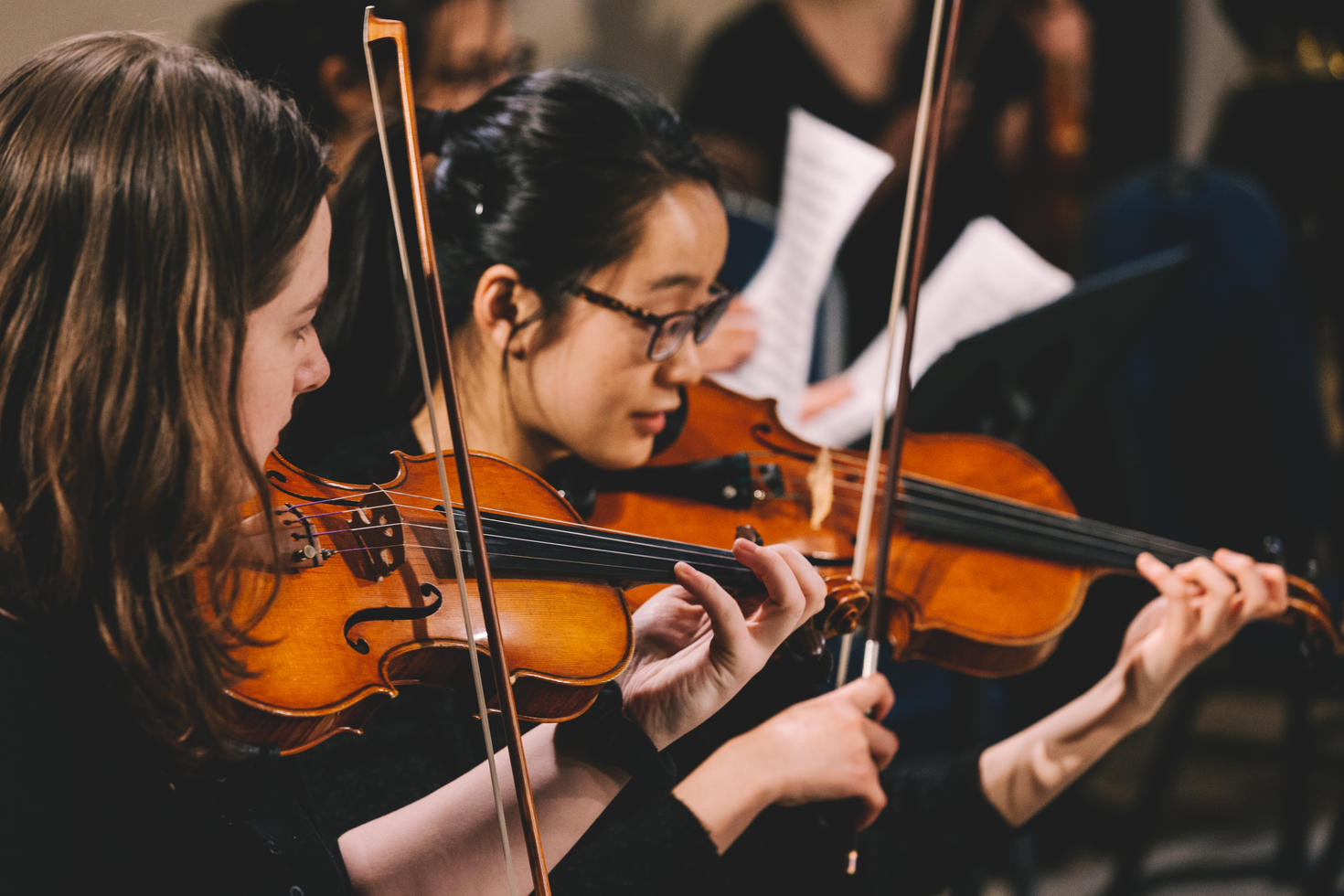 Des étudiants jouant du violon