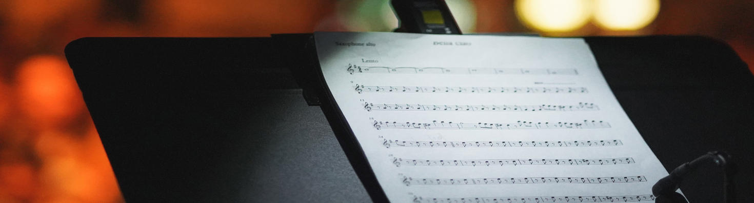 Lutrin et partition musicale
