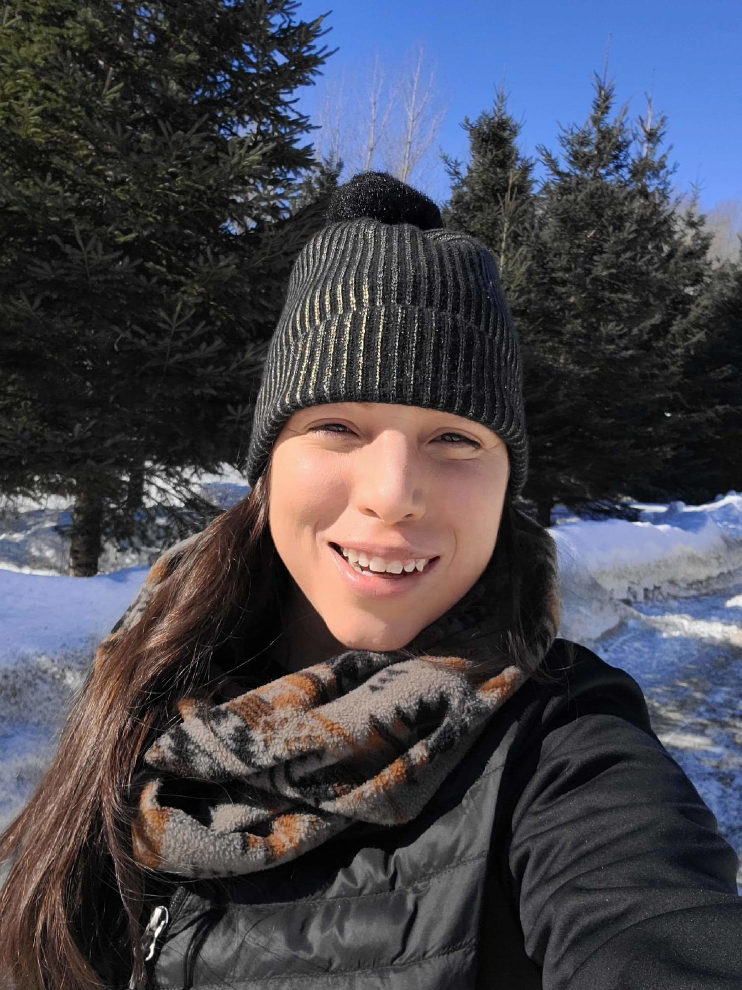 Photo de Samantha Tenasco in winter wearing a hat and scarf