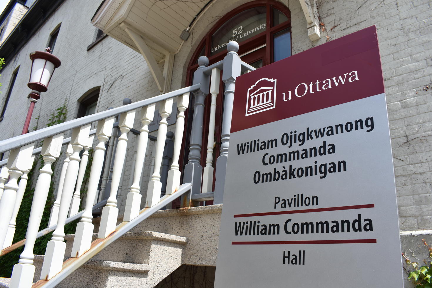 Panneau près des escaliers de la Pavillon William Commanda avec le nom du bâtiment