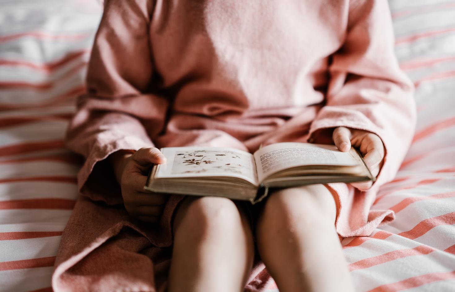 Enfant lisant un livre