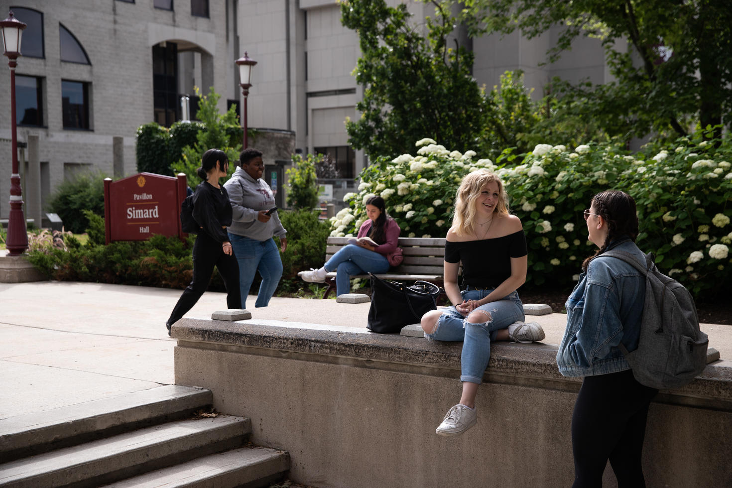 Étudiants en train de chatter près de Simard