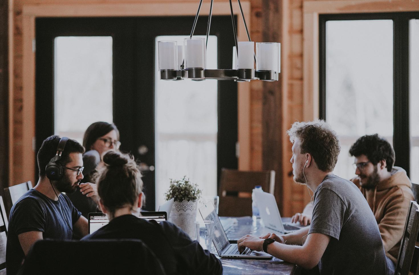 Groupe étudiant travaillant.