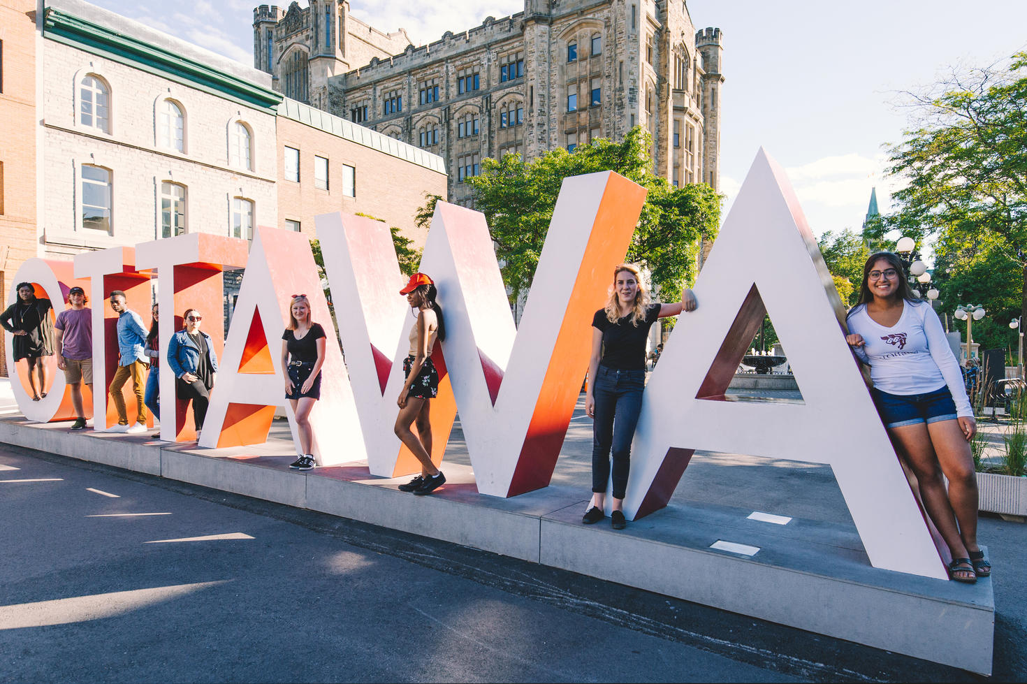 Étudiantes et étudiants devant le signe d'Ottawa