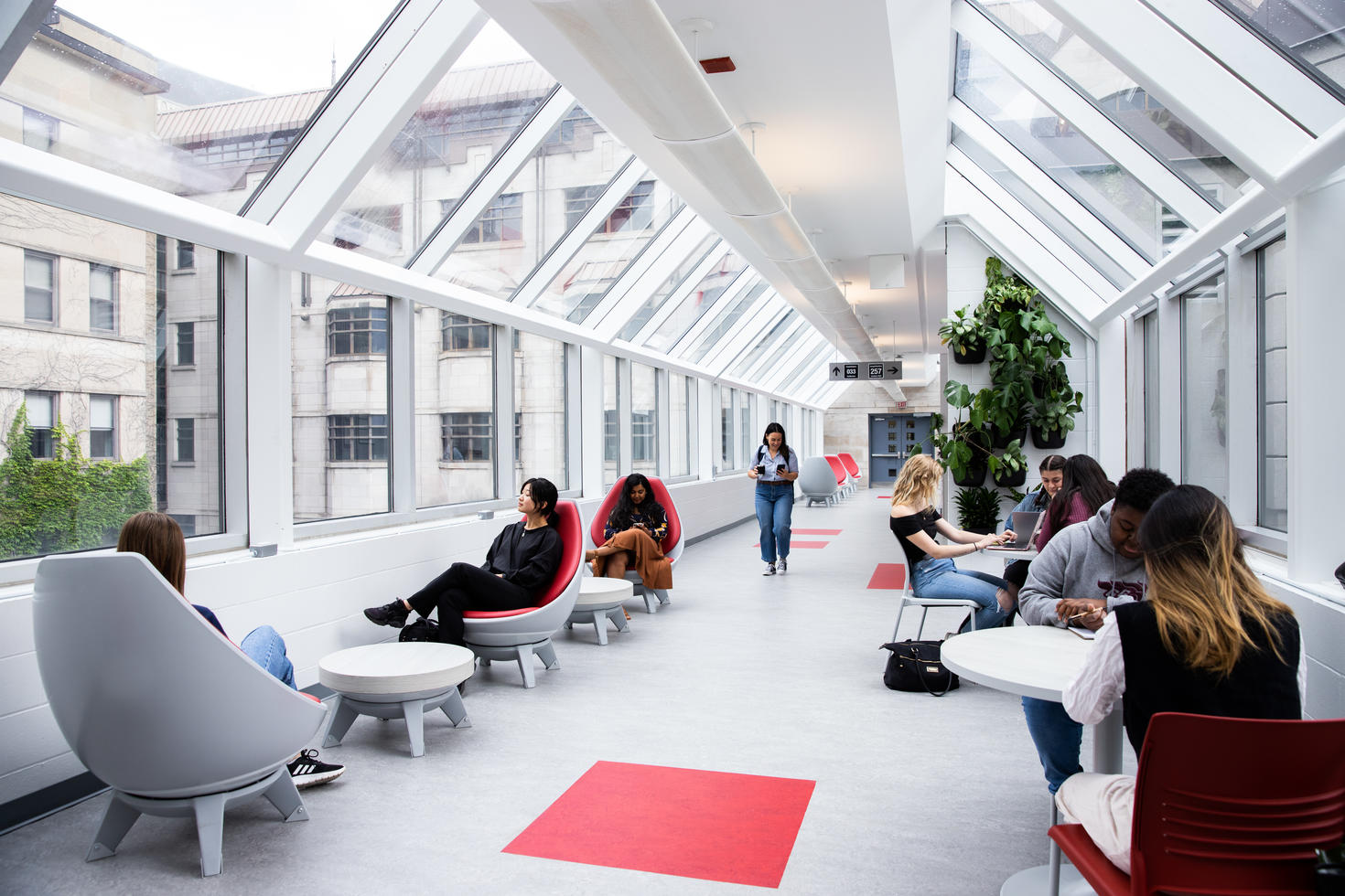 Étudiants assis dans la passerelle