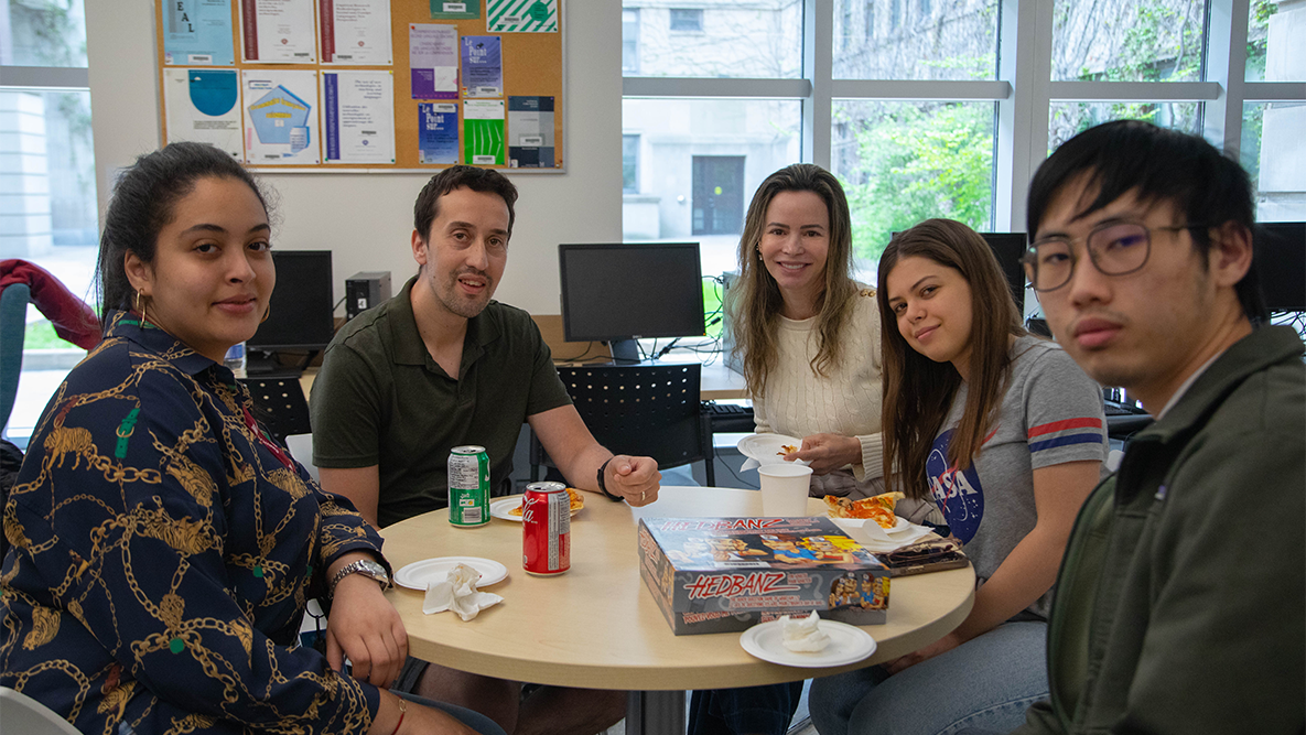Groupe of students setting around a table