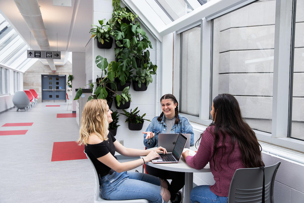 Étudiantes discutant à une table.