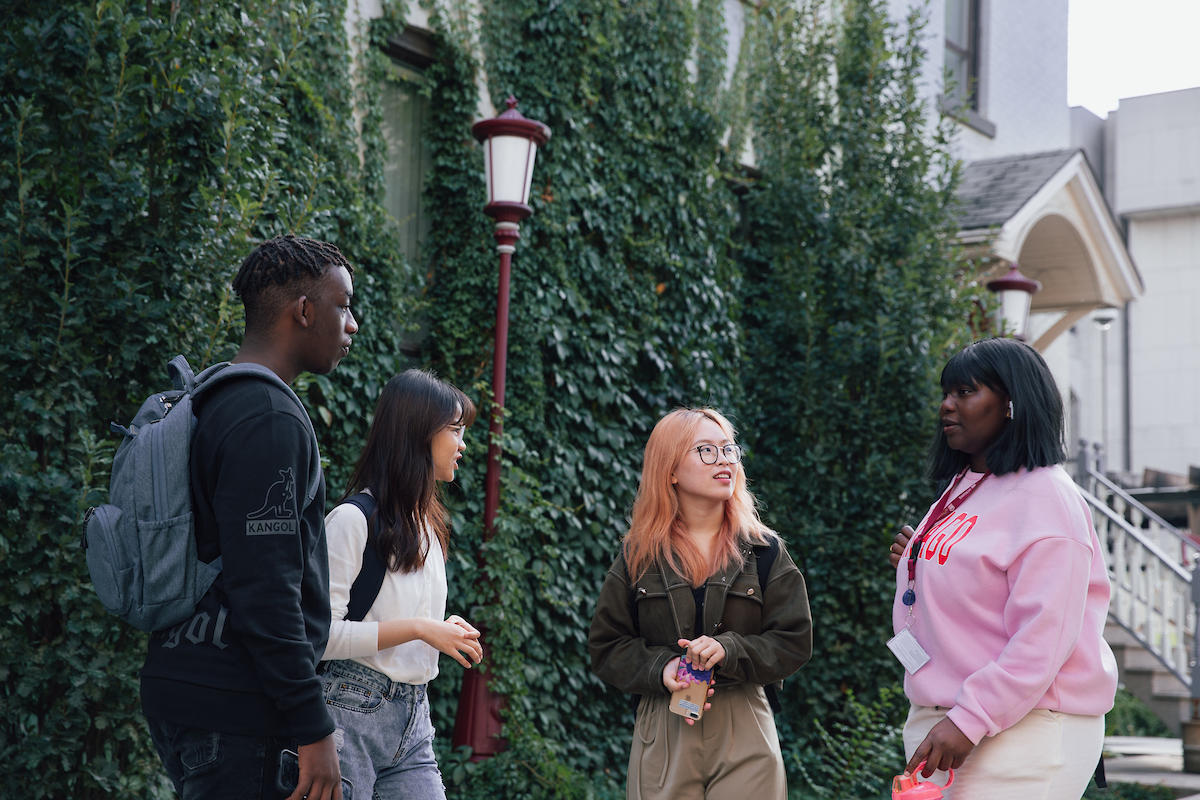 Étudiants et étudiantes discutant sur le campus.