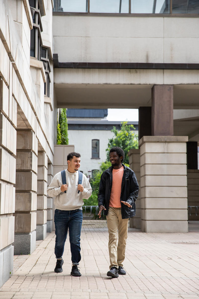 Des étudiants se promenant sur le campus