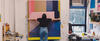 artiste tenant une toile