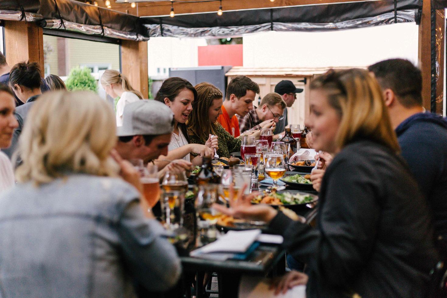 Groupe de personnes au restaurant