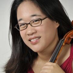 Jean-Hee Lee portrait with a Violin