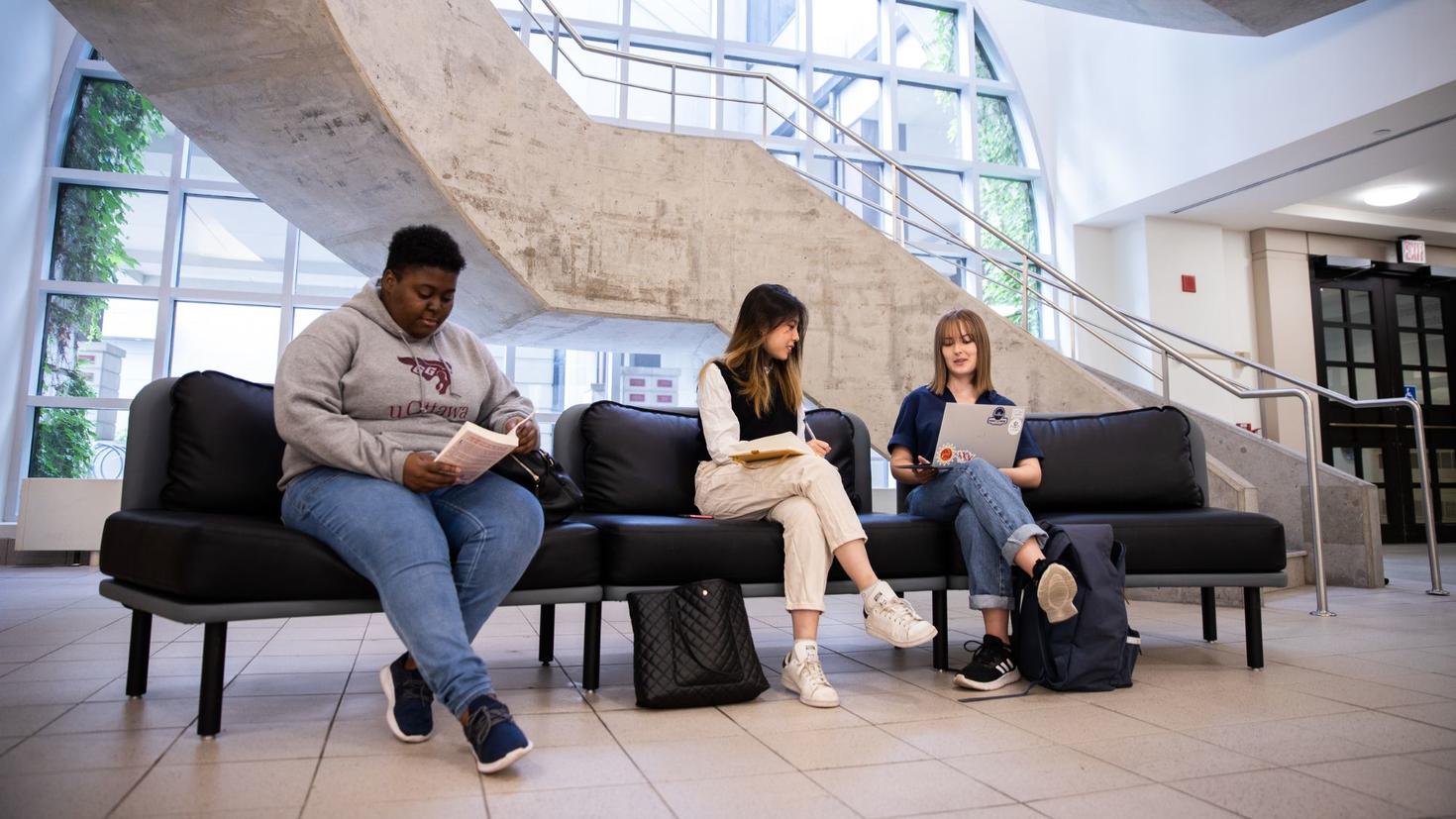 Des étudiants assis ensemble sur le campus. 