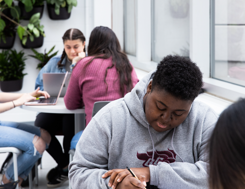 Étudiant qui étudie sur le campus.